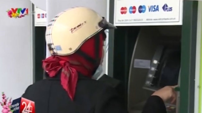 Hang loat cay ATM o Ha Noi het tien hinh anh