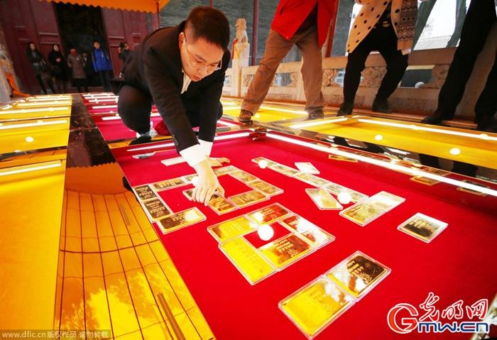 Con đường dài 18,6 m, rộng 6,16 m, trên cùng là lớp kính trong suốt, dưới là các miếng vàng lấp lánh.