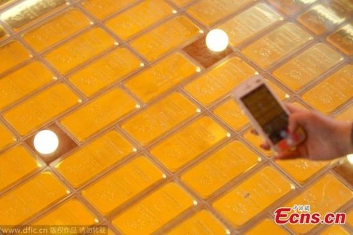 Con đường nặng 10.000 kg dẫn mọi người vào đền thờ Quan Vũ.