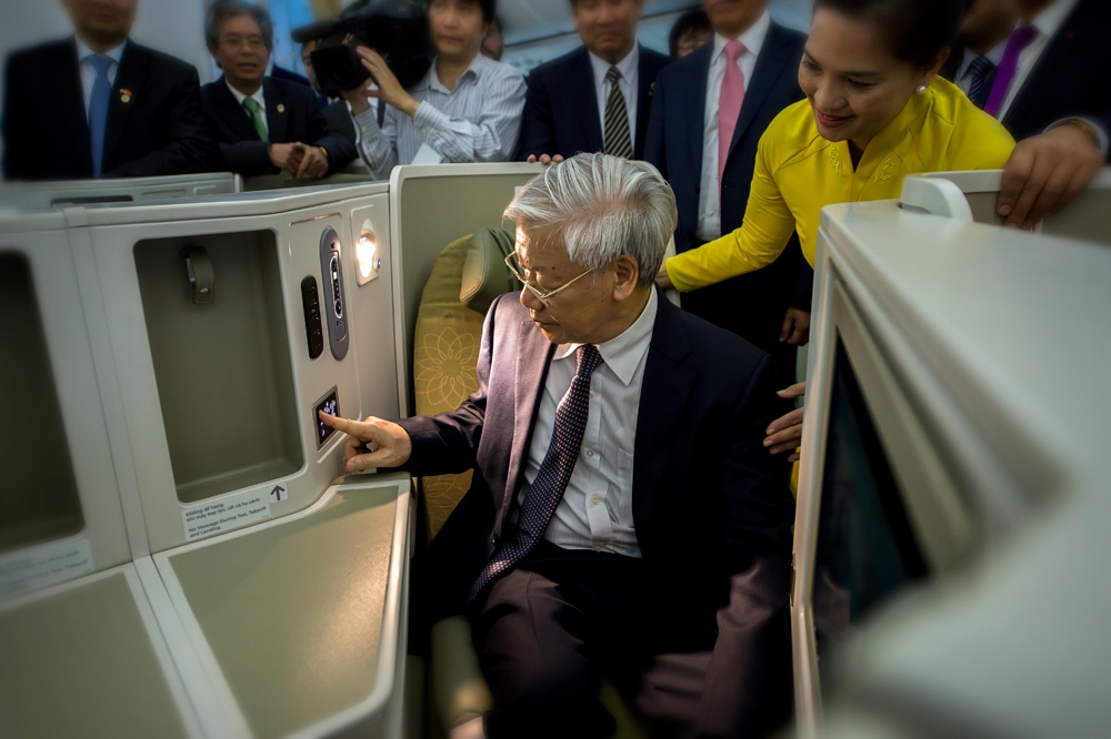 Tổng bí thư Nguyễn Phú Trọng trải nghiệm thử những tính năng mới của khoang hạng nhất trên chiếc B787- 9 Dreamliner.