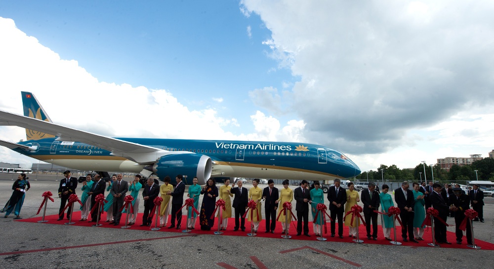 Chiếc siêu máy bay mới này sẽ được Vietnam Airlines sử dụng để khai khác trên đường bay nội địa Hà Nội - TP HCM, sau đó là đường bay quốc tế tới London (Anh). Như vậy, hãng hàng không quốc gia Việt Nam sẽ là hãng bay đầu tiên ở châu Á- Thái Bình Dương khai thác hai loại máy bay thế hệ mới là B787- 9 Dreamliner và Airbus A350-900 XWB. Đồng thời, Vietnam Airlines cũng là hãng hàng không đầu tiên trong khu vực khai thác phiên bản hoàn thiện mới nhất của Boeing trên đường bay thẳng từ Đông Nam Á đến châu Âu.