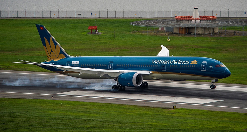 Chiếc siêu máy bay mới này sẽ được Vietnam Airlines sử dụng để khai khác trên đường bay nội địa Hà Nội - TP HCM, sau đó là đường bay quốc tế tới London (Anh). Như vậy, hãng hàng không quốc gia Việt Nam sẽ là hãng bay đầu tiên ở châu Á- Thái Bình Dương khai thác hai loại máy bay thế hệ mới là B787- 9 Dreamliner và Airbus A350-900 XWB. Đồng thời, Vietnam Airlines cũng là hãng hàng không đầu tiên trong khu vực khai thác phiên bản hoàn thiện mới nhất của Boeing trên đường bay thẳng từ Đông Nam Á đến châu Âu.