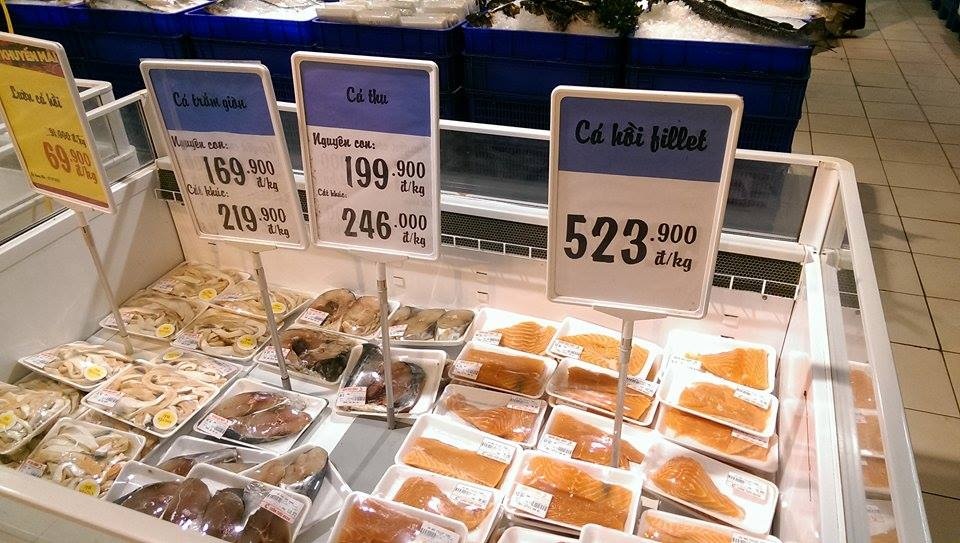 Cá hồi tại BigC Thăng Long được bán dưới dạng phile, lườn, nguyên con và riêng đầu. Ảnh: Ngọc Lan.