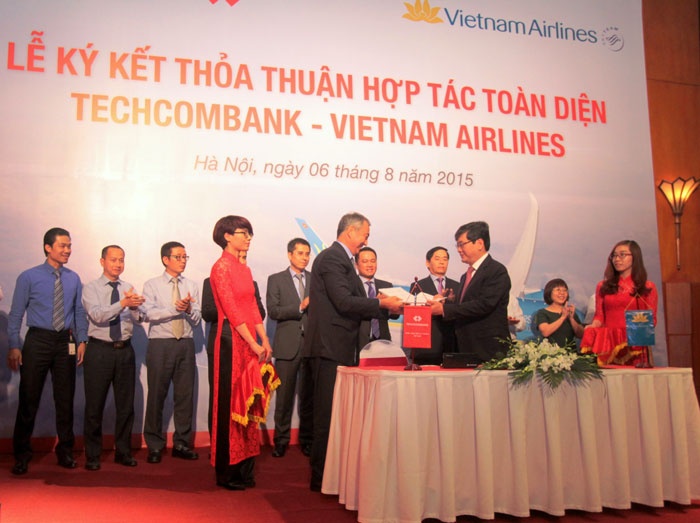 Vietnam Airlines ky hop tac toan dien voi Techcombank hinh anh