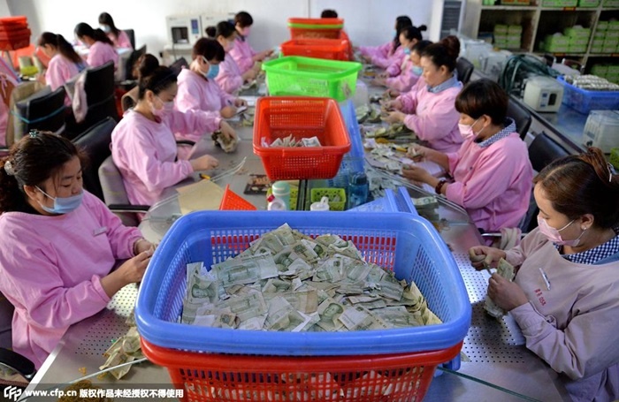 Ben trong khu vuc dem tien cua cong ty van tai hinh anh