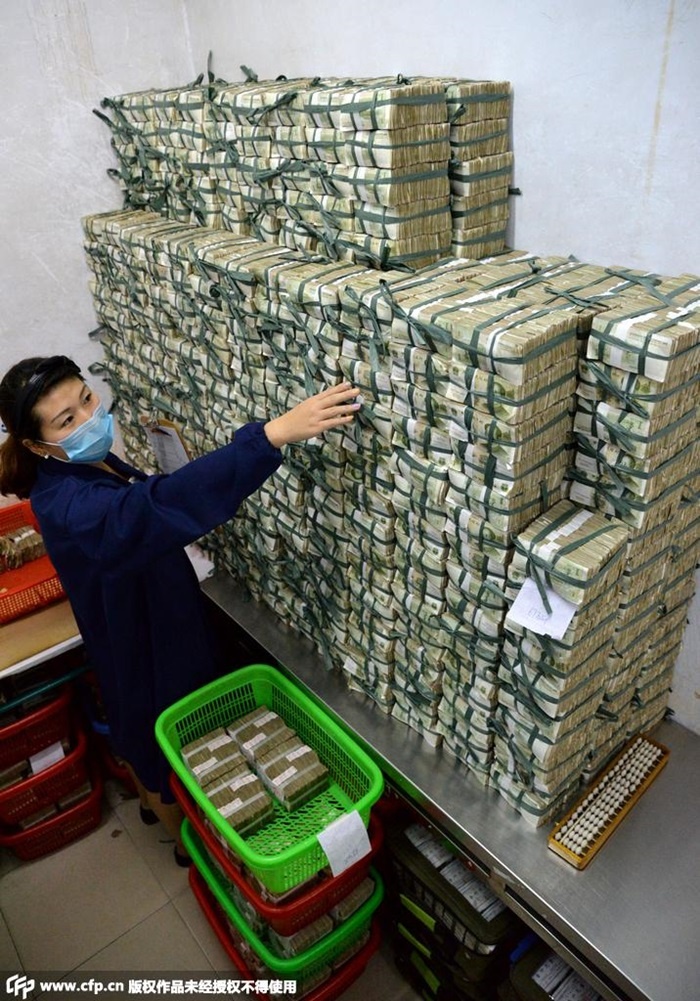 Các tờ tiền được phân loại, kiểm đếm xong sẽ đóng thành cọc và đặt trong phòng riêng để chuyển tới kho quỹ.