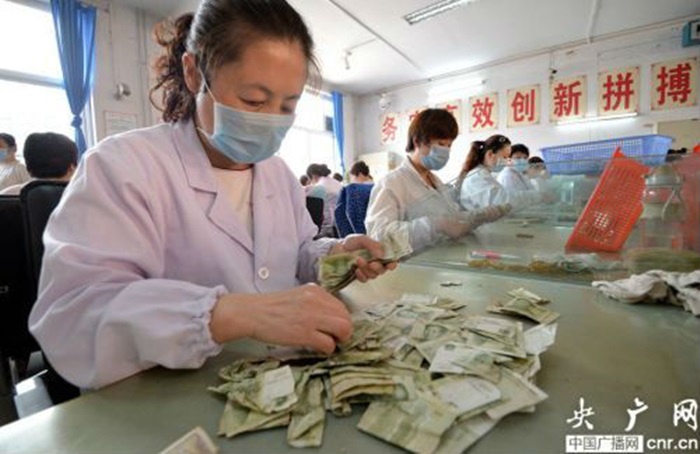 Các nhân viên sẽ phân loại từng mệnh giá tiền. Các tờ tiền bị rách, cũ cũng sẽ được để riêng.