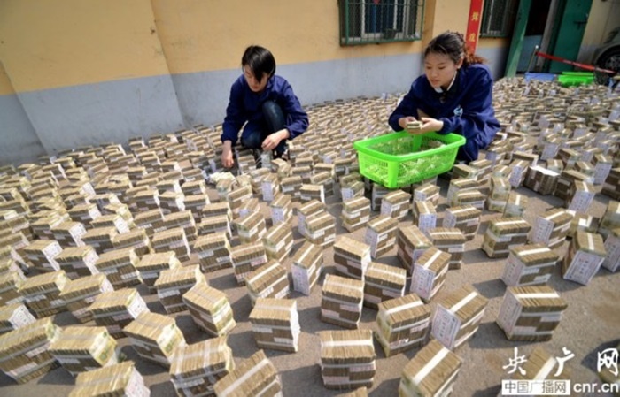 Thậm chí, một số nơi khác, khi đếm tiền xong nếu ẩm ướt phải phơi để không bị ẩm mốc.