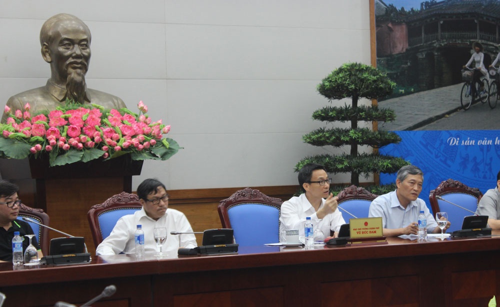 Phó thủ tướng chia sẻ với doanh nghiệp về những vướng mắc trong giấy phép kinh doanh và giấy phép đầu tư. Ảnh: T.A.