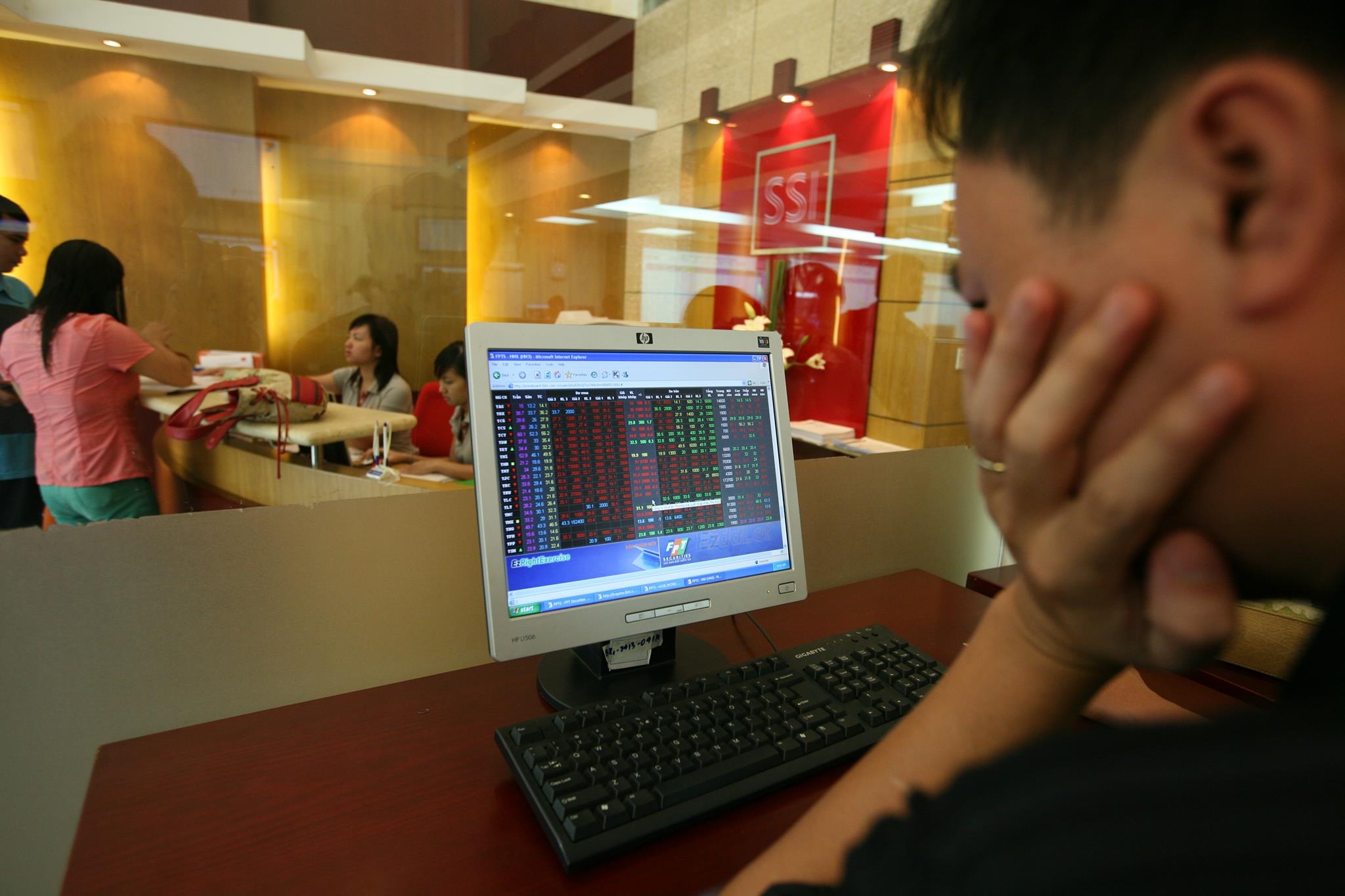 Những thông tin về biến động tỷ giá và lãnh đạo ngân hàng khiến nhà đầu tư ồ ạt bán tháo chứng khoán. Ảnh: Anh Tuấn.