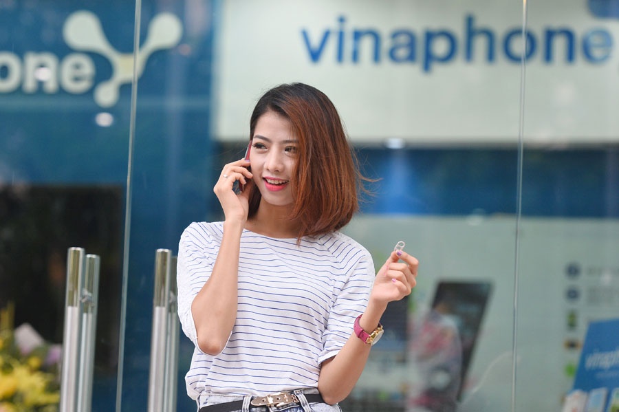 Dong thai nguoc chieu cua 2 nha mang tung la anh em hinh anh