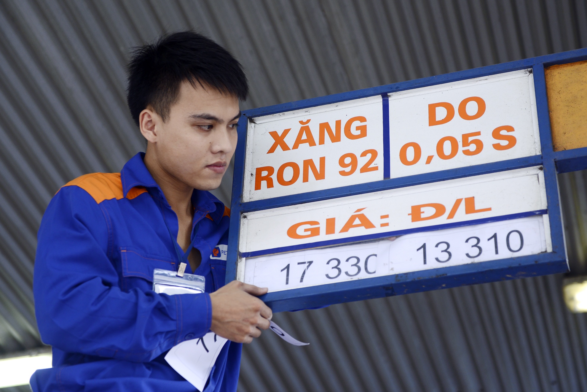 Xang giam gia gan 1.200 dong/lit tu 15h hinh anh