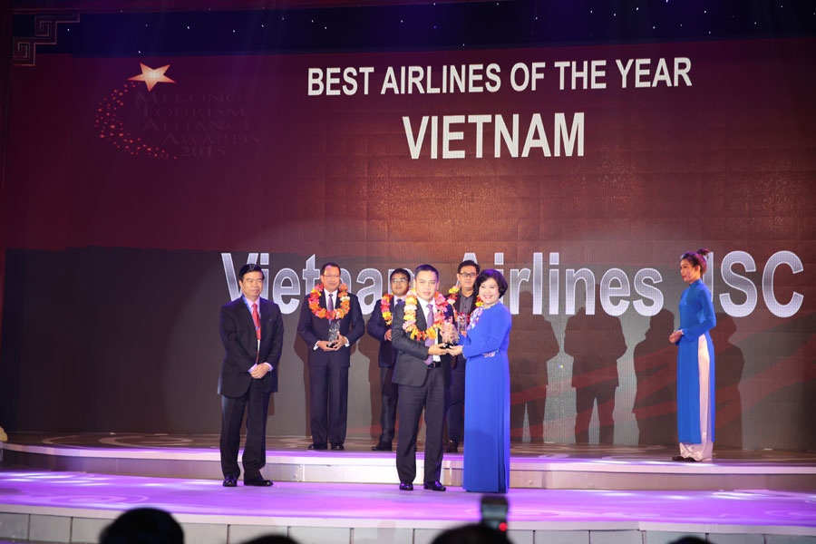 Vietnam Airlines nhan giai hang khong Viet xuat sac nhat hinh anh