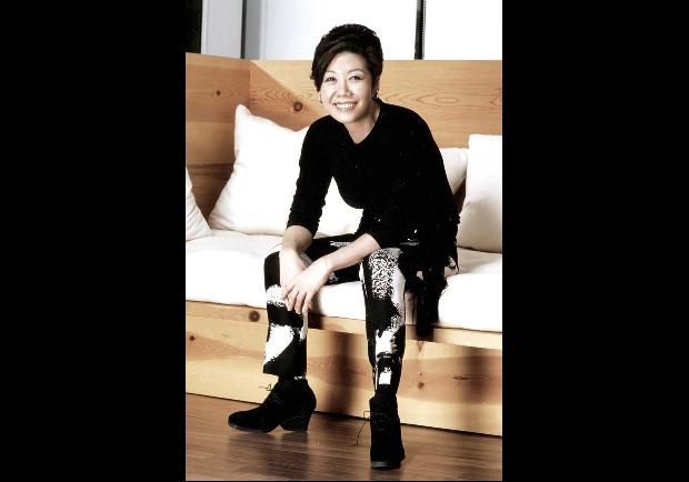 Bà xếp thứ 16 trong danh sách 50 người giàu nhất Hàn Quốc và đúng thứ 4 trong danh sách nữ, sau 2 con gái và em gái của Chủ tịch Samsung. Anhr: Forbes.