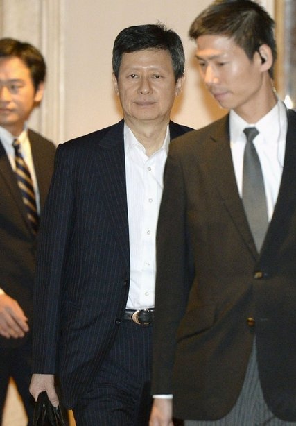 Không nhận được nhiều sự ủng hộ, nhưng Shin Dong-joo sẽ không từ bỏ cuộc chiến tranh giành vương quyền với em trai mình. Ảnh: NYT.