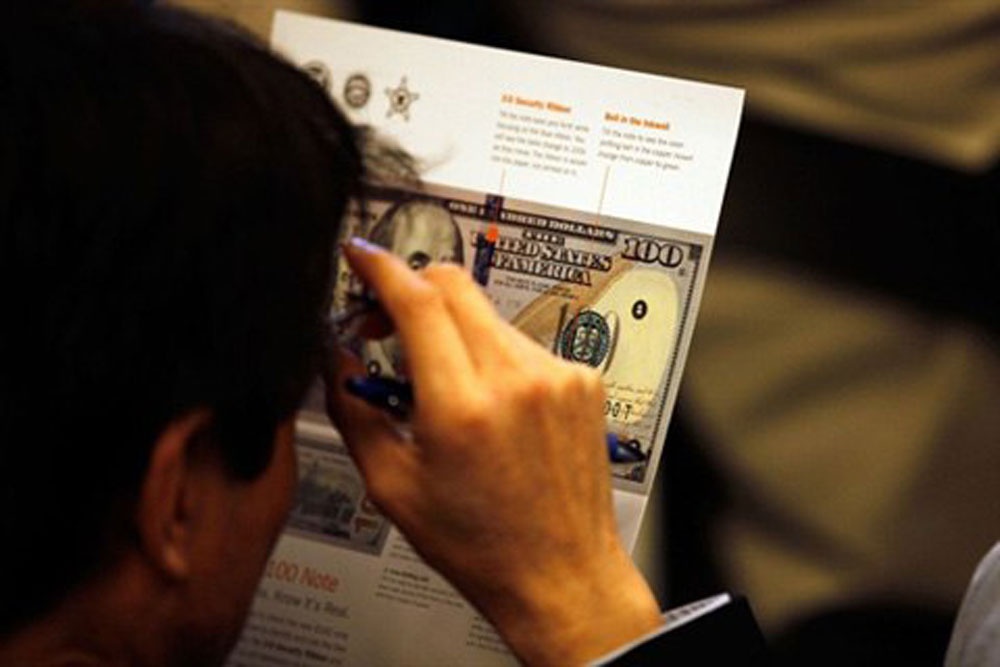 Một ủy ban liên ngành được thành lập để đưa ra các khuyến cáo thay đổi thiết kế lên Bộ Tài chính nếu phát hiện các dấu hiệu bảo an có nguy cơ bị làm giả.  Ảnh: AFP.