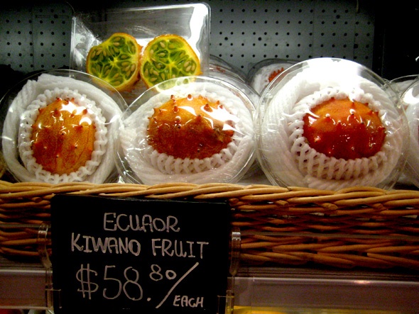 Quả kiwano được bán với giá gần 200.000 đồng tại một siêu thị ở Hong Kong. Ảnh: Leow Gray