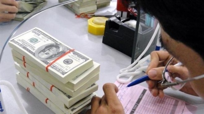 Kho co chuyen o at ban USD doi ra tien dong hinh anh