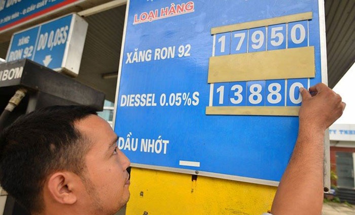 Gia xang Viet Nam kho tang trong thang 10? hinh anh