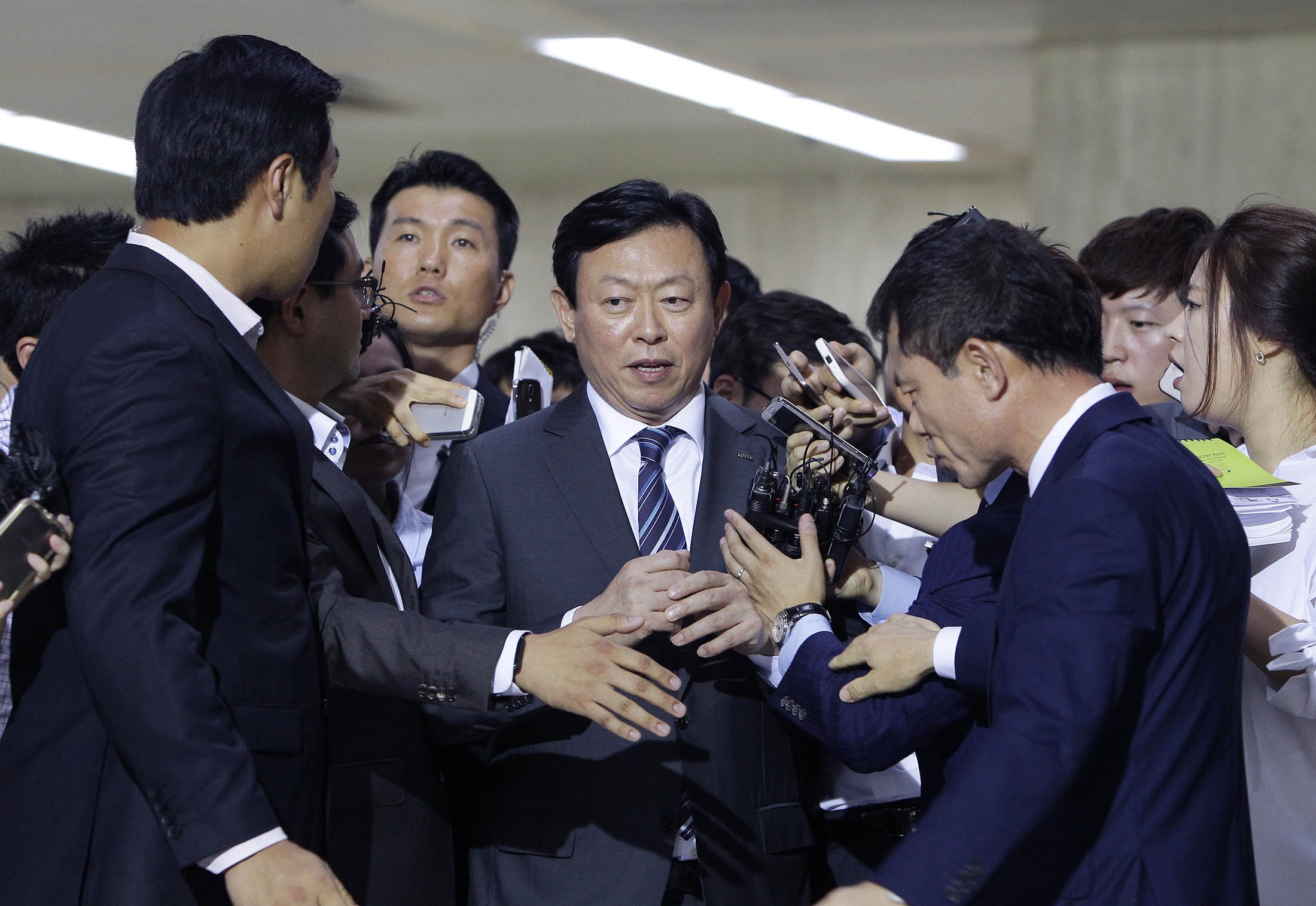 Cuoc chien vuong quyen tai Lotte bat ngo ha man hinh anh