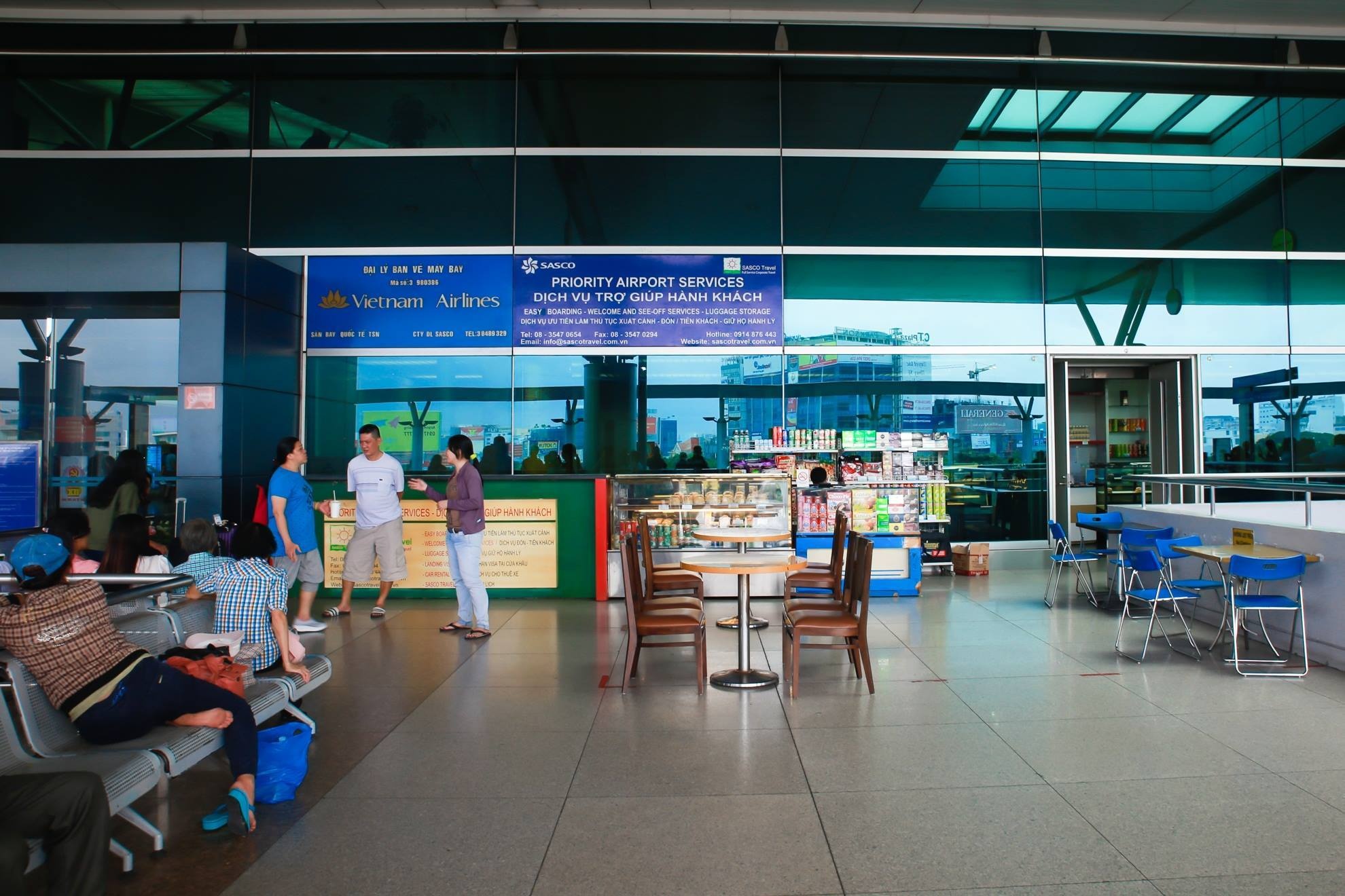 Sân bay Tân Sơn Nhất khá chật chội, thiếu các dịch vụ miễn phí.  Ảnh: Hải An.