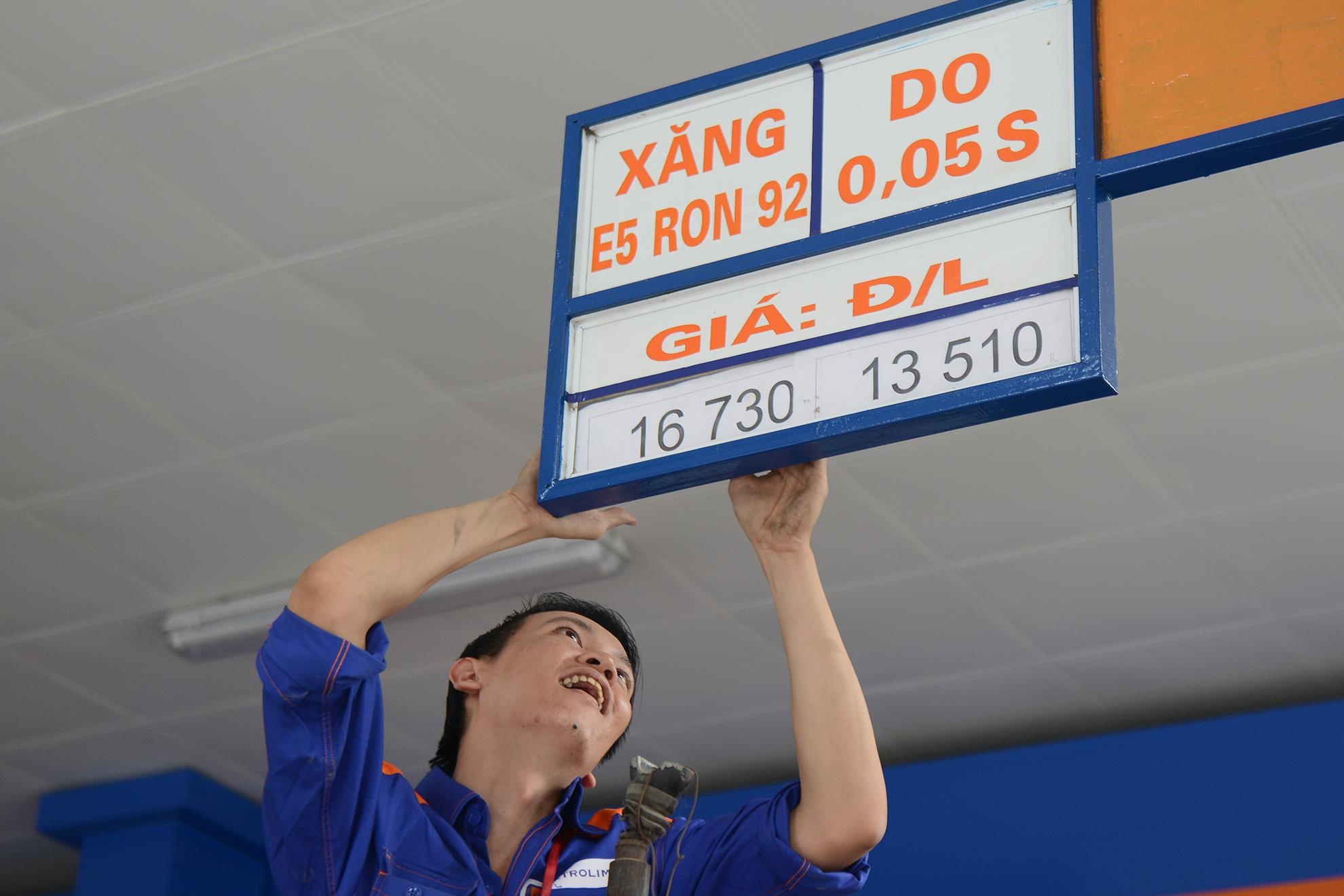 Tu 15h, gia xang giam gan 800 dong/lit hinh anh