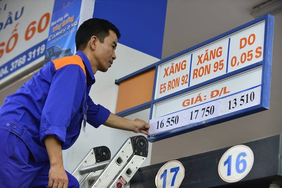 Mỗi lít xăng giảm chưa đến 200 đồng từ 15h hôm nay. Ảnh: Hiếu Phan.