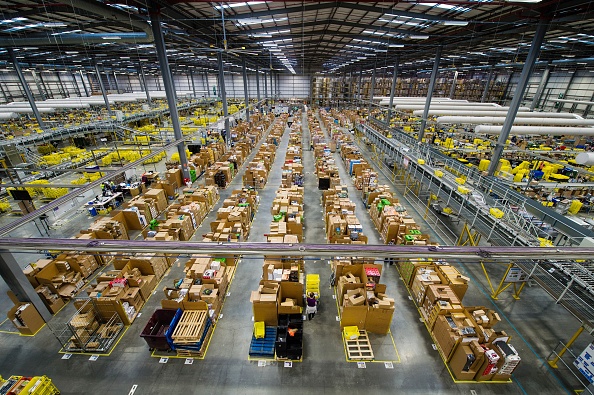 Kho hàng của Amazon Hemel Hempstead, Anh một ngày trước lễ hội mua sắm sôi động nhất năm. Khác với Mỹ, Black Friday giờ đây đã vượt qua Cyber Monday, trở thành ngày bán hàng bận rộn nhất của hãng bán lẻ Amazon với 5,5 triệu mặt hàng được tẩu tán vào năm 2014.