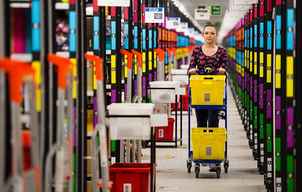 Kho hang khong lo cua Amazon truoc Black Friday hinh anh