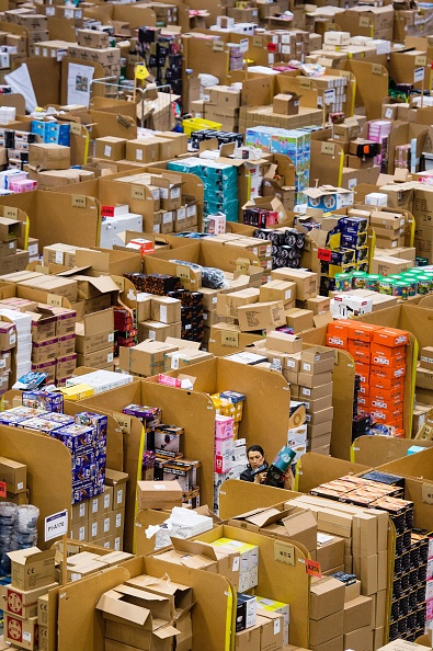 Những kệ hàng chất cao quá đầy người đang chờ được phân loại và đóng gói.