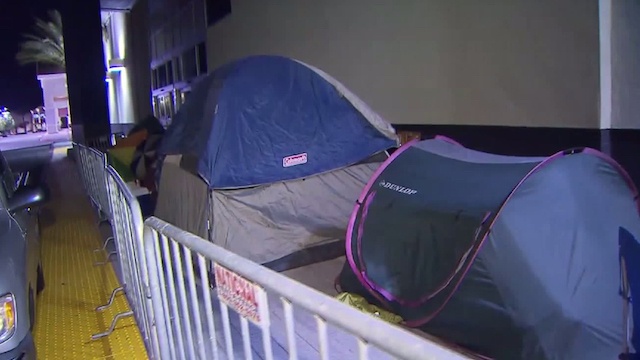 Nguoi My dung leu bat truoc ca tuan cho Black Friday hinh anh