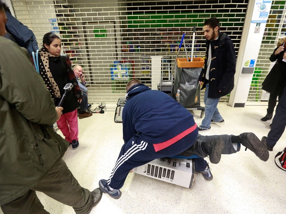 Khach hang danh nhau vi tranh mua quan ao hinh anh