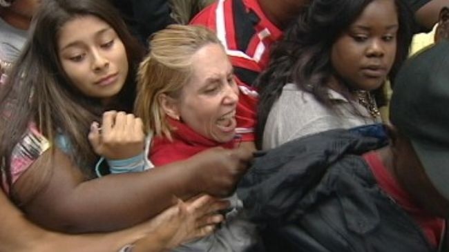 Tranh cuop do o My ngay Black Friday hinh anh