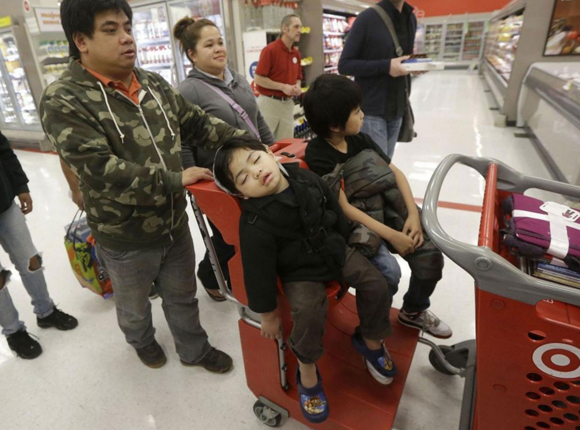 Nguoi My met moi mua sam ngay Black Friday hinh anh