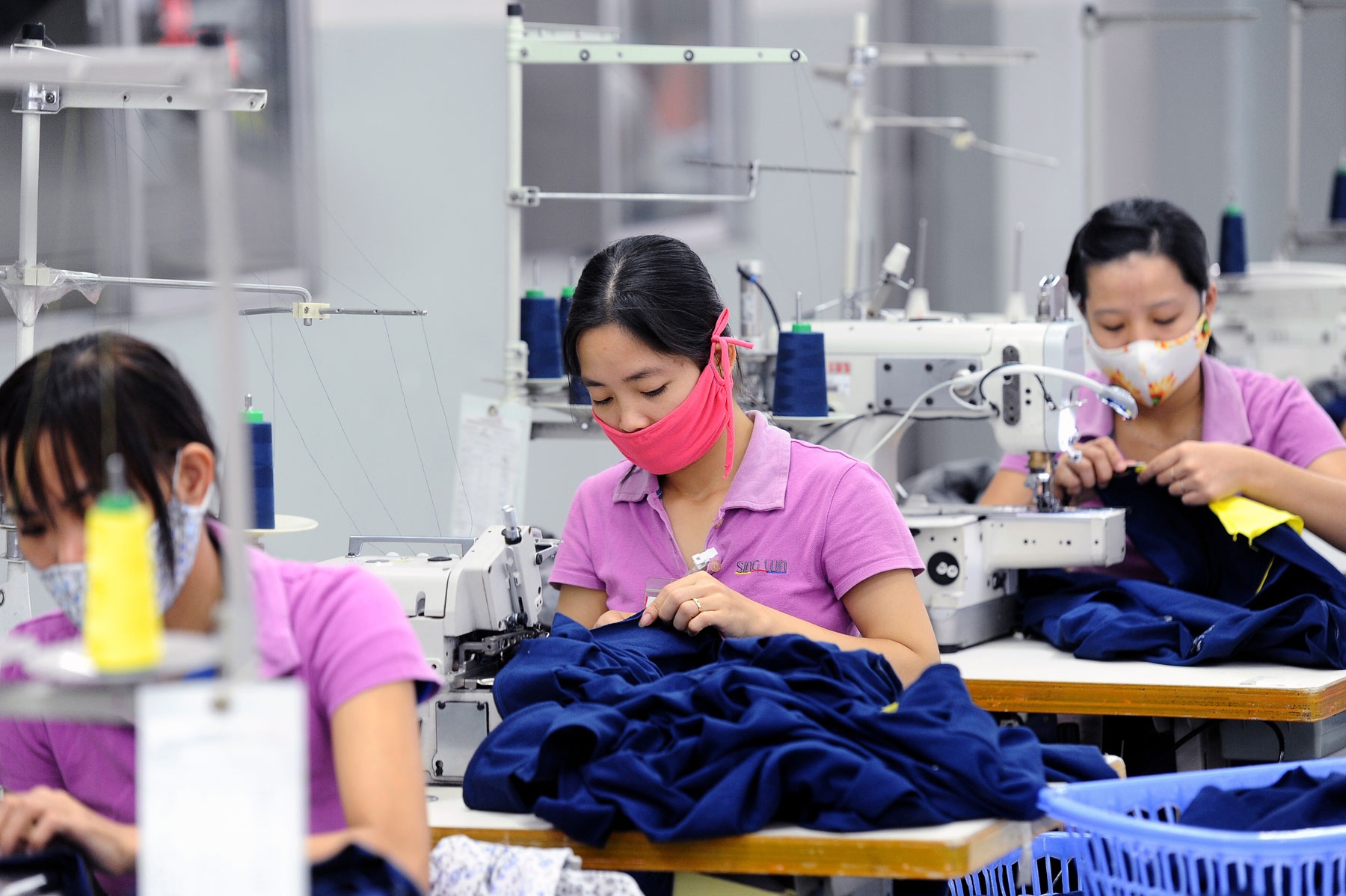 Dệt may, giày dép và thủy sản (trừ cá ngừ đóng hộp và cá viên): EU sẽ xóa bỏ hoàn toàn thuế nhập khẩu cho các sản phẩm của Việt Nam trong vòng 7 năm kể từ khi hiệp định có hiệu lực. Với cá ngừ đóng hộp, EU đồng ý dành cho Việt Nam một lượng hạn ngạch thuế quan thỏa đáng. Ảnh: Hoàng Hà.