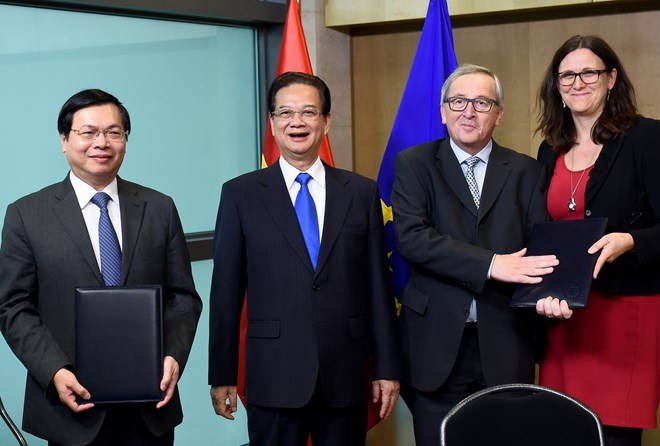 hủ tướng Nguyễn Tấn Dũng, Chủ tịch EC Jean-Claude Juncker và Bộ trưởng Công Thương Vũ Huy Hoàng, Cao ủy Thương mại EU Cecilia Malmstrom sau lễ ký EVFTA.  Ảnh: AFP.