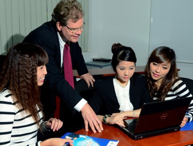 Chuyen gia nuoc ngoai kiem nhieu tien hon khi lam viec o VN hinh anh