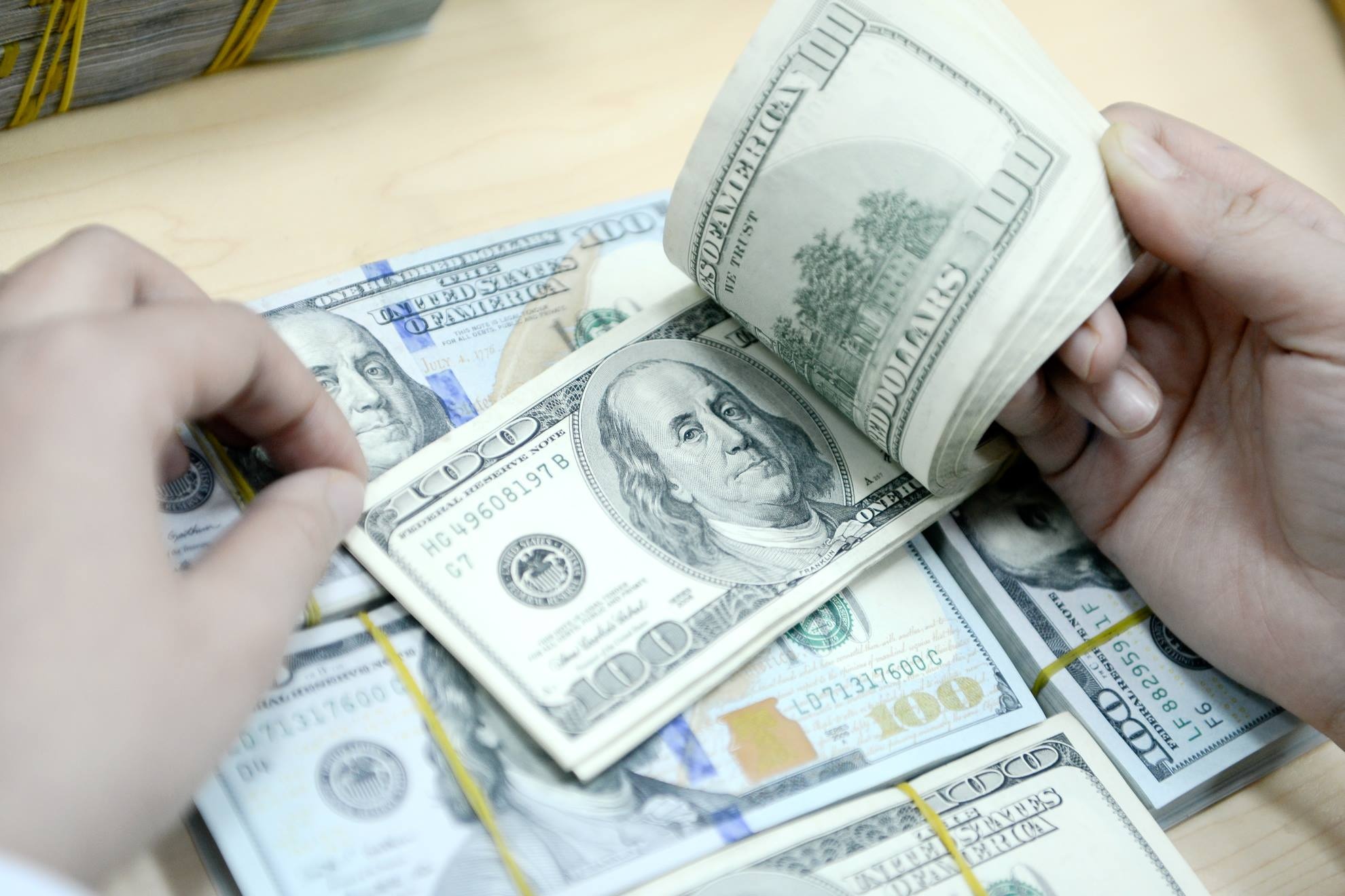 Lai suat ve 0%: Ai con muon giu USD? hinh anh