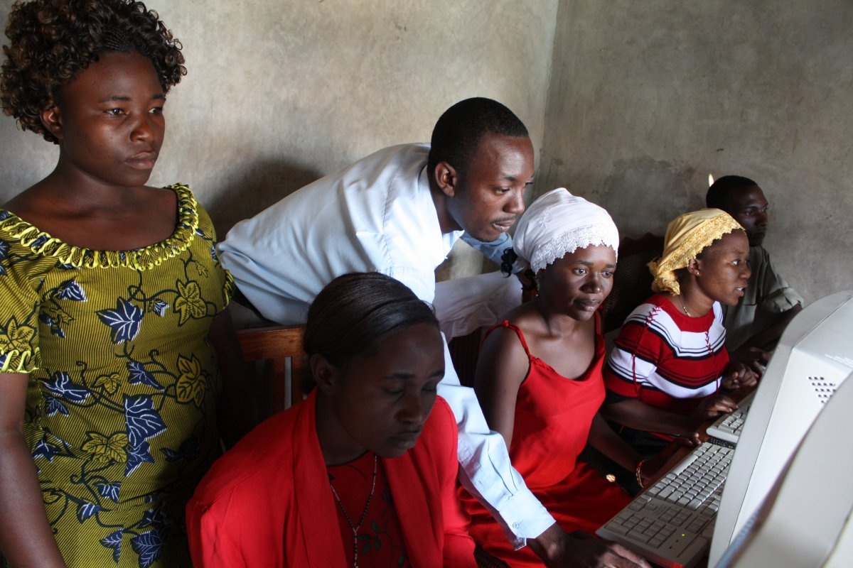 Đất nước Uganda đã có hàng thập kỷ nằm dưới chế độ độc tài và hiện nơi đây có tới 28,1% dân số là lao động tự do, hay hộ kinh doanh cá thể. Nhờ vào hệ thống internet cáp quang nối dài tới tận những khu vực xa xôi nhất, rất nhiều người dân Uganda đã có thể đổi đời, tự chủ hơn trong thu nhập.