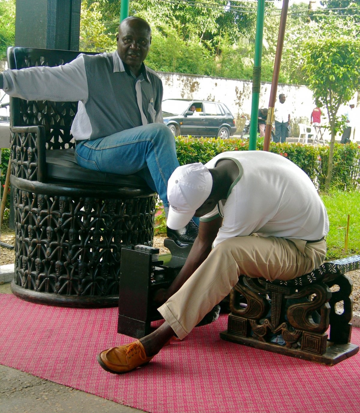 Lượng lao động tự do ở Cameroon chiếm 13,7% dân số, và phần lớn trong số họ hoạt động trong ngành dịch vụ và bán hàng ăn.