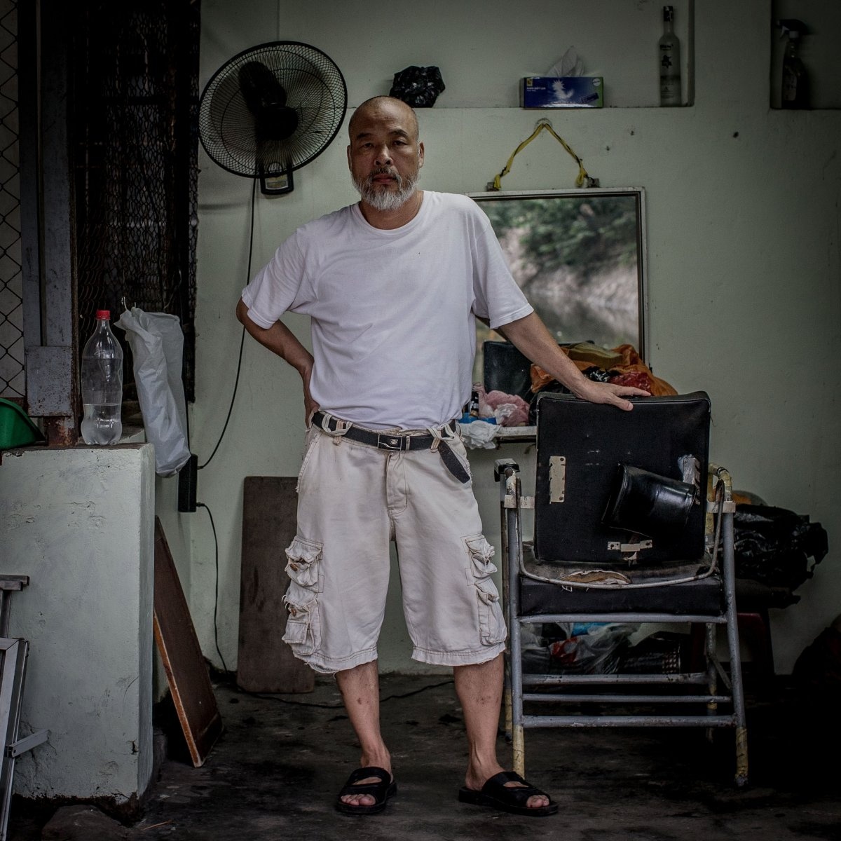 13,3% dân số Việt Nam kinh doanh tự do, hoặc dưới hình thức hộ kinh doanh cá thể. Với đời sống vỉa hè vô cùng phong phú, một lao động Việt có thể kiếm được thu nhập ổn định chỉ với một cửa hiệu cắt tóc tạm, giống như người đàn ông trong ảnh trên.