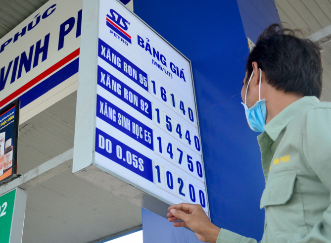 Gia xang giam manh, thap nhat ke tu nam 2009 hinh anh