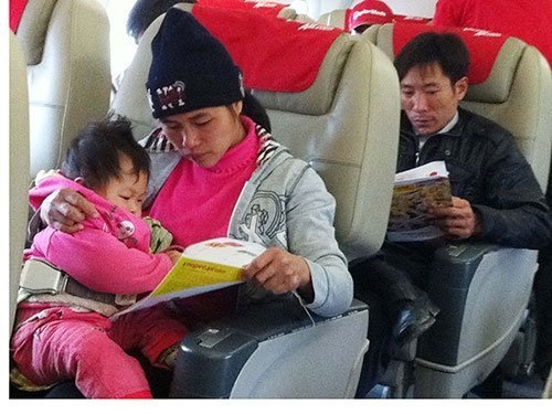 Nguoi thu nhap thap va chuyen thi phan hang khong hinh anh