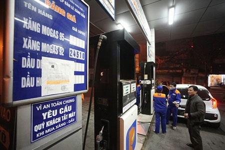 Petrolimex Sai Gon boi thuong cho xe chet may vi do xang A95 hinh anh