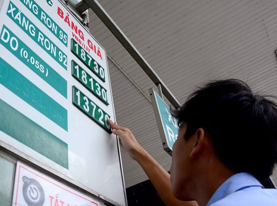 Tinh dung thue, gia xang Viet Nam chi bang nuoc loc hinh anh