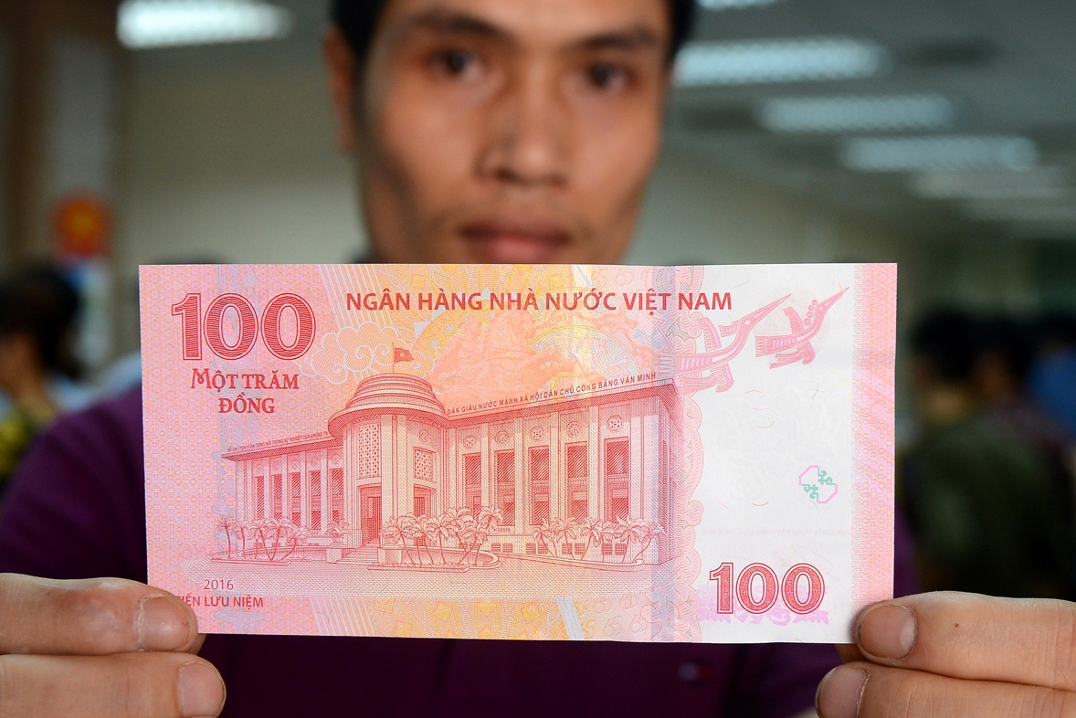 Nguoi dan Ha Noi ngay dau mua tien luu niem 100 dong hinh anh