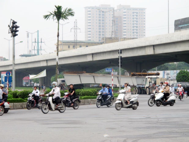 Roi thanh dam cau vuot Nguyen Chi Thanh - Lieu Giai hinh anh
