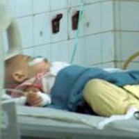 Cha 2 lan nem con moi sinh xuong san hinh anh