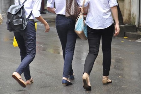 Tranh cai gay gat vu 100 teen bi roi lop vi quan ong hep hinh anh