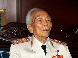 Chu tich Quoc hoi chuc tho Dai tuong Vo Nguyen Giap hinh anh